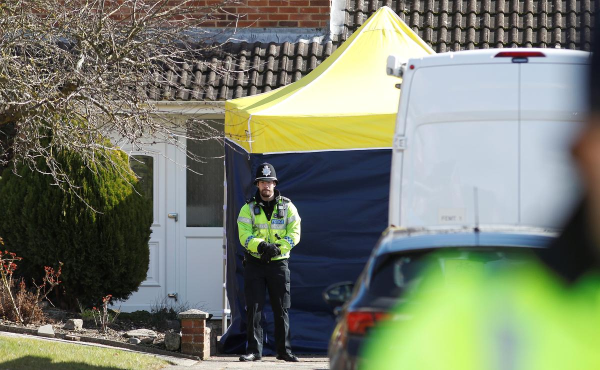 A police officer stands guard outside of the home of former Russian military intelligence officer Sergei Skripal, in Salisbury, Britain, March 8, 2018. (Reuters/Peter Nicholls)